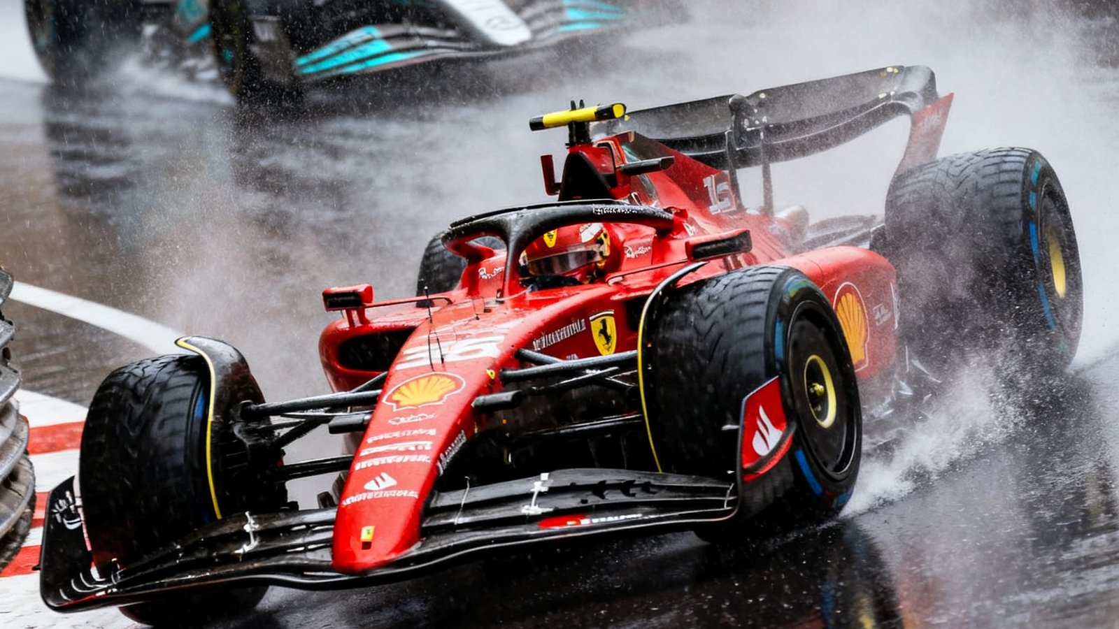 F1摩纳哥大奖赛雨中激烈角逐，红色赛车在蒙特卡洛街道赛道上高速过弯，轮胎卷起大片水雾，身后紧追的银色赛车在雨中若隐若现